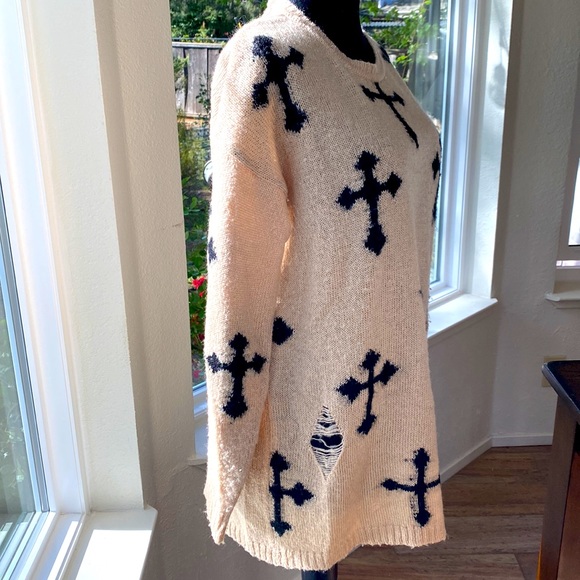 Distressed oversized sweater - Picture 3 of 12